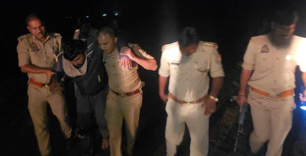 प्रयागराज में गौतस्कर पुलिस मुठभेड़ में घायल, तमंचा और कारतूस बरामद