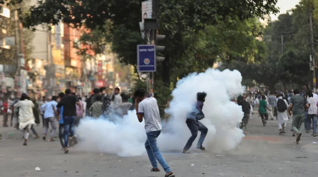 बांग्लादेश में अशांति, हसीना को फांसी की सजा के बाद राजधानी ढाका में हिंसा, 'देखते ही गोली' के आदेश