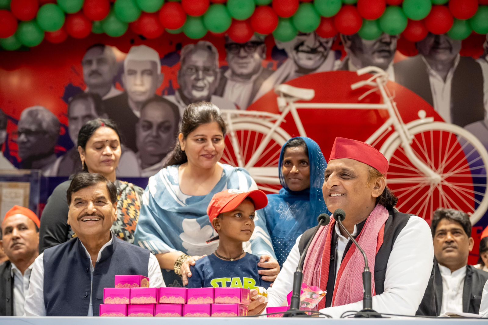 नोटबंदी में जन्मे 'खजांची' का 9वां जन्मदिन अखिलेश यादव ने मनाया; सीएम योगी पर कसा तंज