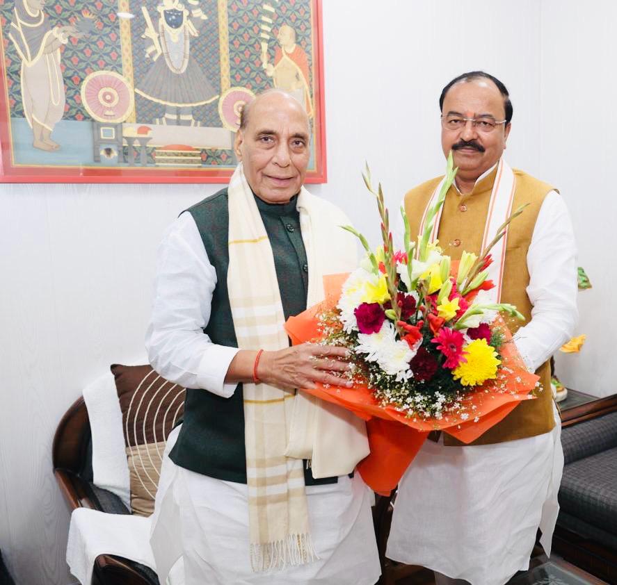 यूपी की राजनीति में हलचल, केशव प्रसाद मौर्य ने दिल्ली में राजनाथ सिंह से की मुलाकात, बड़े पद की बनी संभावना 