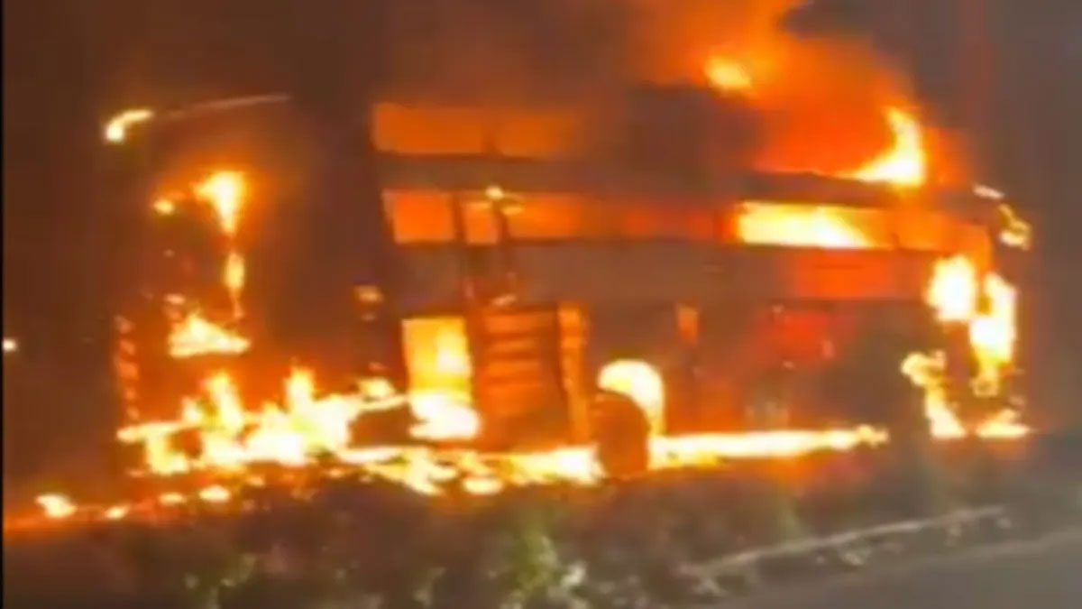 आगरा-लखनऊ एक्सप्रेसवे पर चलती बस बनी आग का गोला, यात्रियों ने कूदकर बचाई जान