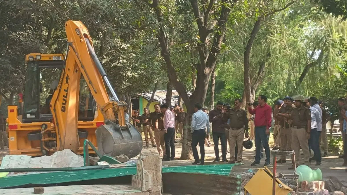 हरिद्वार में अवैध मजार पर प्रशासन का बुलडोजर - पुरानी-नई गंगनहर के बीच हटाया गया 