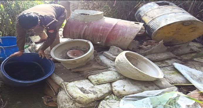 मेरठ: थाना हस्तिनापुर ने खादर क्षेत्र में 4 हजार लीटर लहन और अवैध शराब की भट्टी नष्ट की