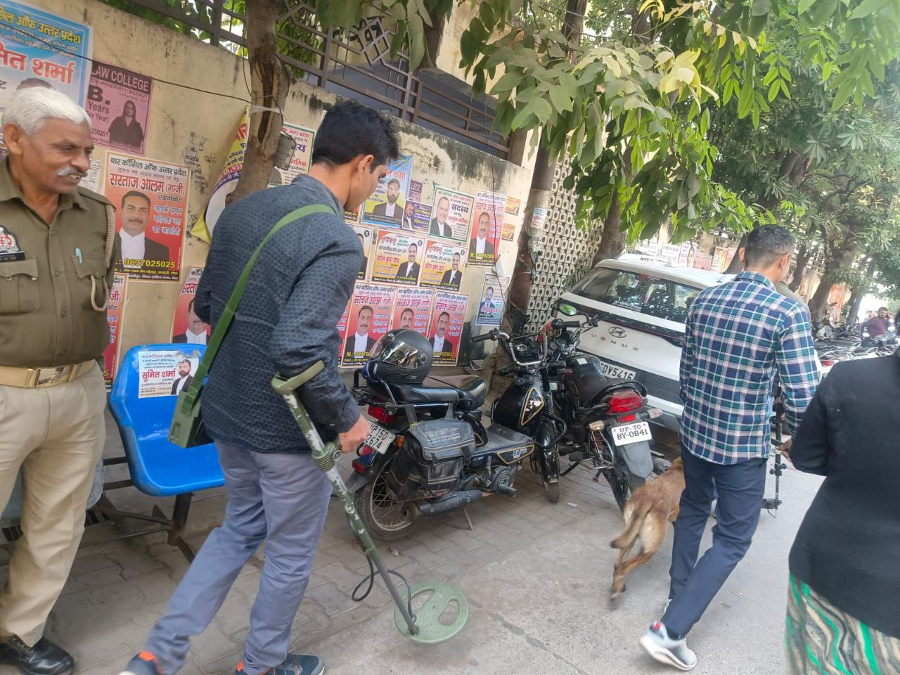 मेरठ कचहरी परिसर में डॉग स्क्वायड और एएस चेक टीम ने सुरक्षा व्यवस्था का निरीक्षण किया