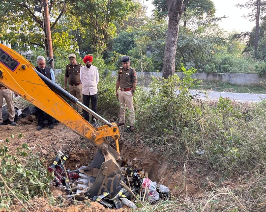 मेरठ में ऑपरेशन क्लीन के तहत 125 लीटर जब्त शराब का थाना मेडिकल पर डिस्पोजल