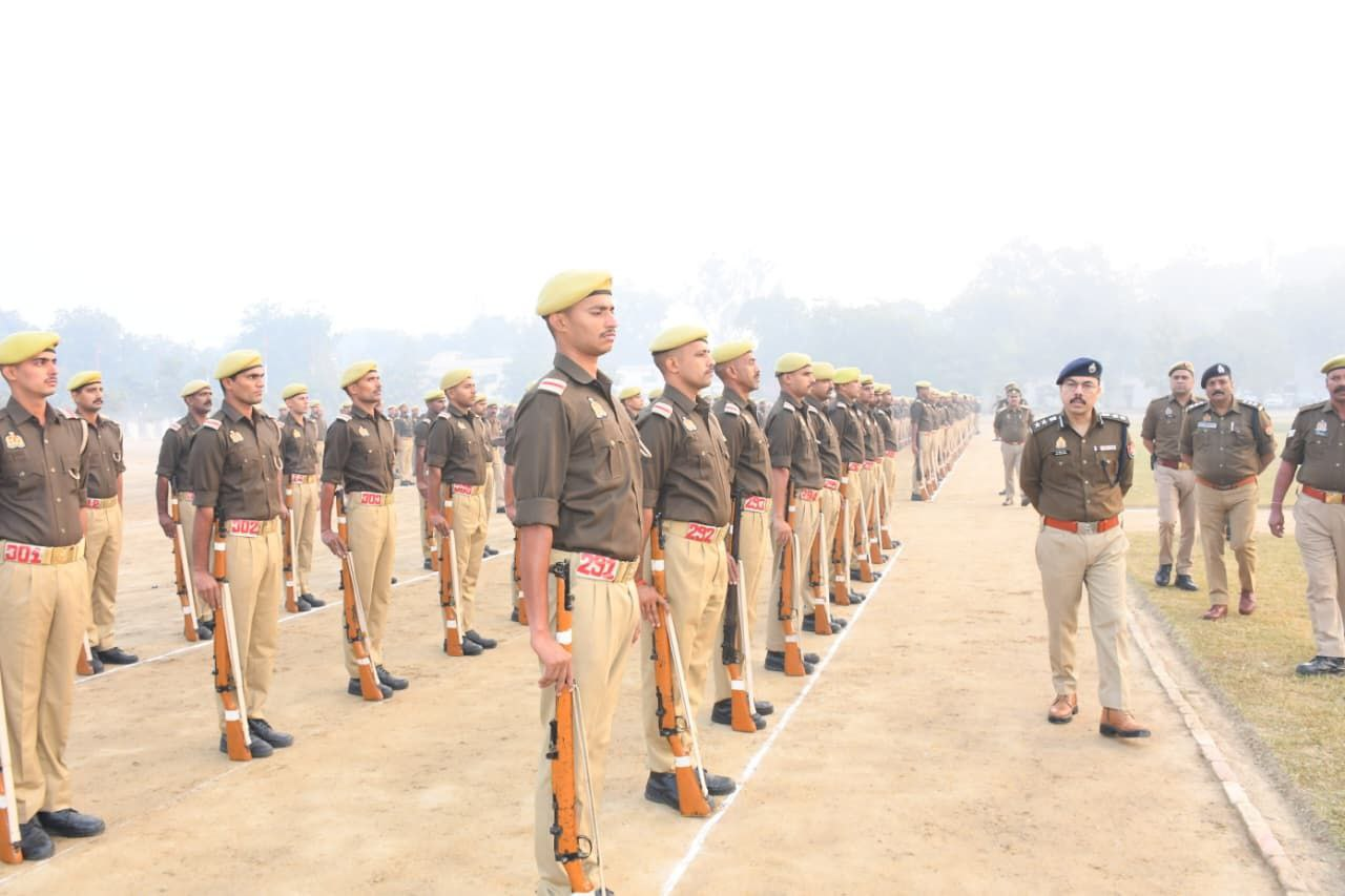 मेरठ पुलिस लाइन में एसएसपी विपिन ताडा ने की शुक्रवार परेड की निरीक्षण