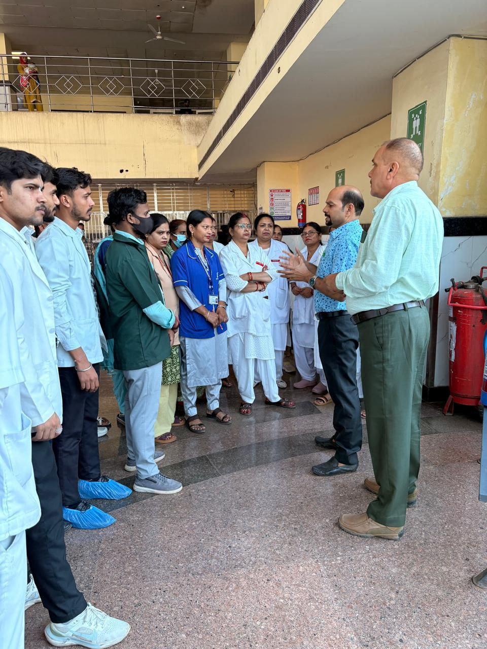 मेरठ: लाला लाजपत राय मेडिकल कॉलेज में छात्रों और स्टाफ को फायर सेफ्टी ट्रेनिंग