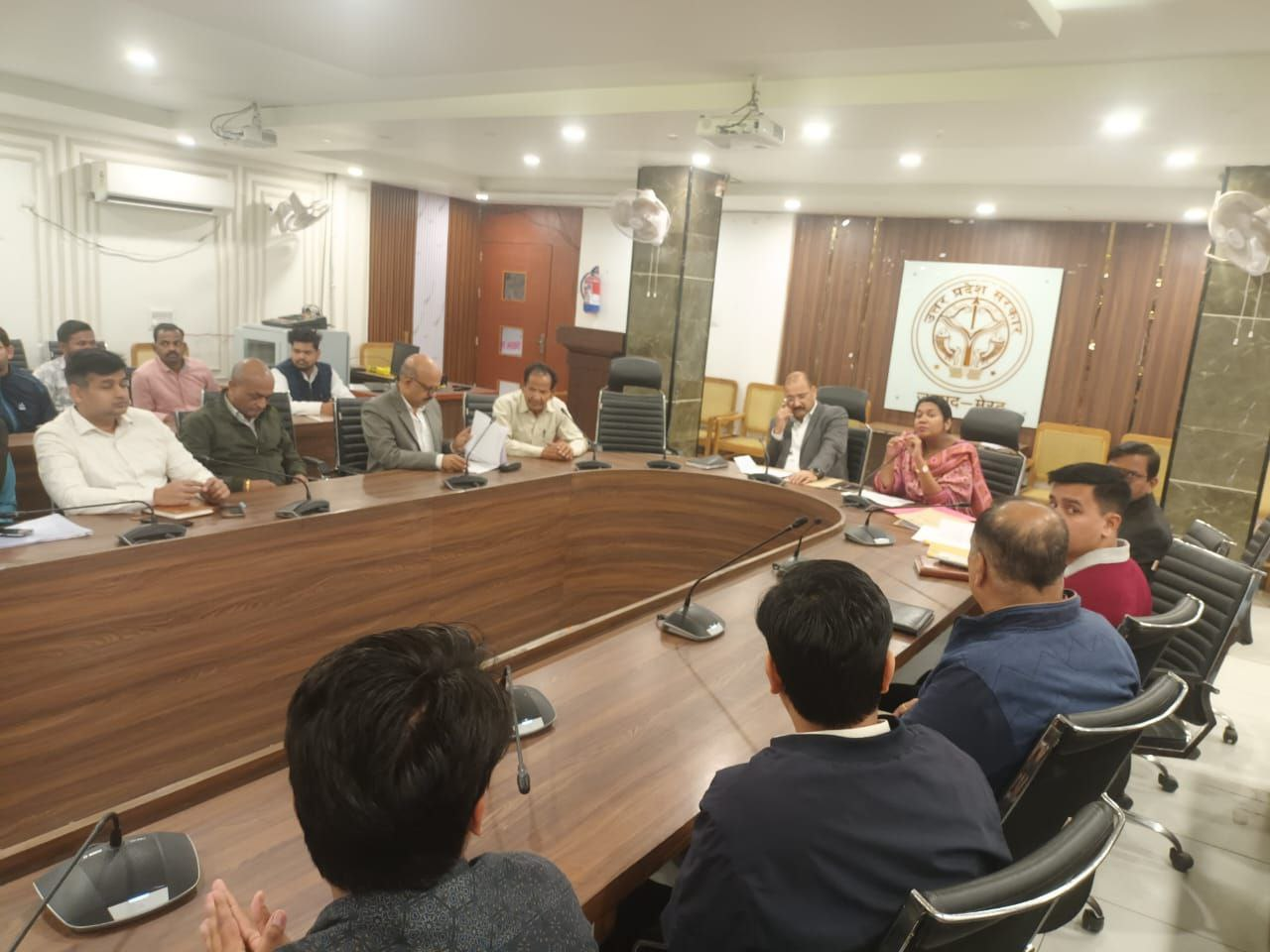 मेरठ में जिलाधिकारी की अध्यक्षता में व्यापार बन्धु बैठक, व्यापारियों की समस्याओं का किया समाधान