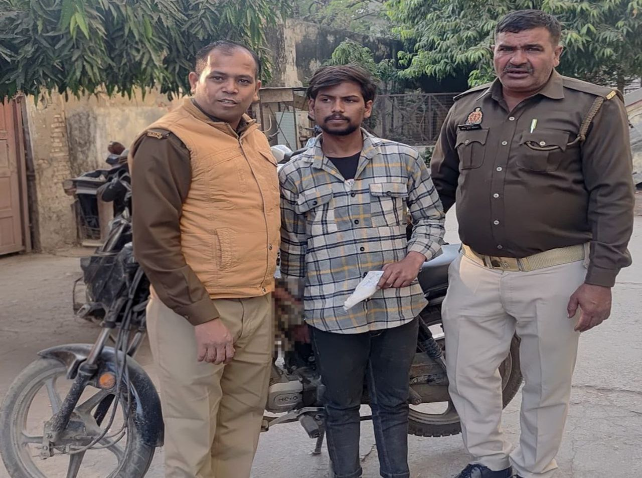 मेरठ में थाना टीपीनगर पुलिस ने चोरी की बाइक और अवैध तमंचा सहित युवक को किया गिरफ्तार