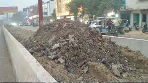 मेरठ: गढ़ रोड पर गीली मिट्टी से फिसल रहे वाहन, रोजाना बढ़ रहे हादसे और घायल