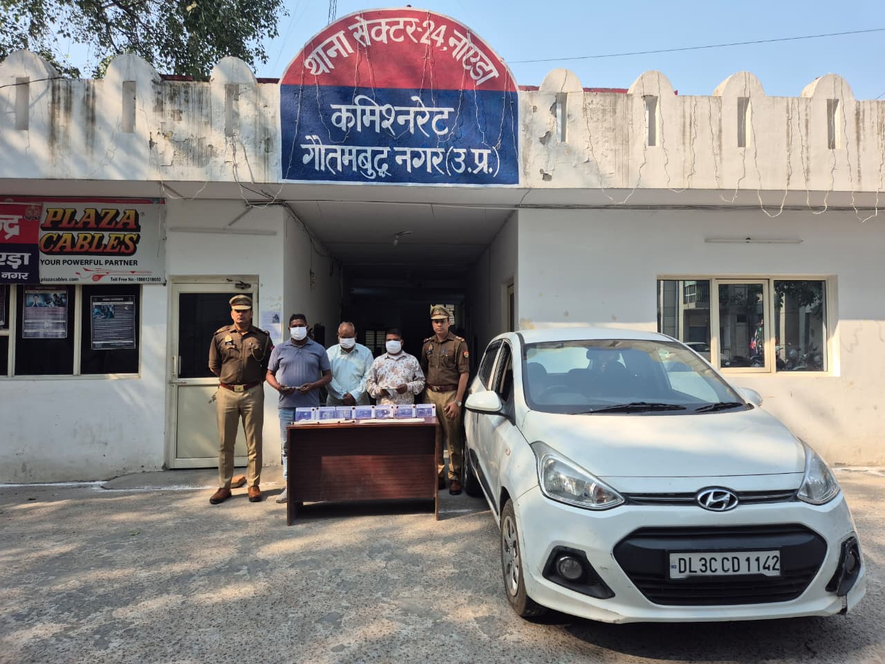 नोएडा में पुलिस ने पांच शातिर बदमाशों को गिरफ्तार किया, अवैध हथियार और चोरी का सामान बरामद