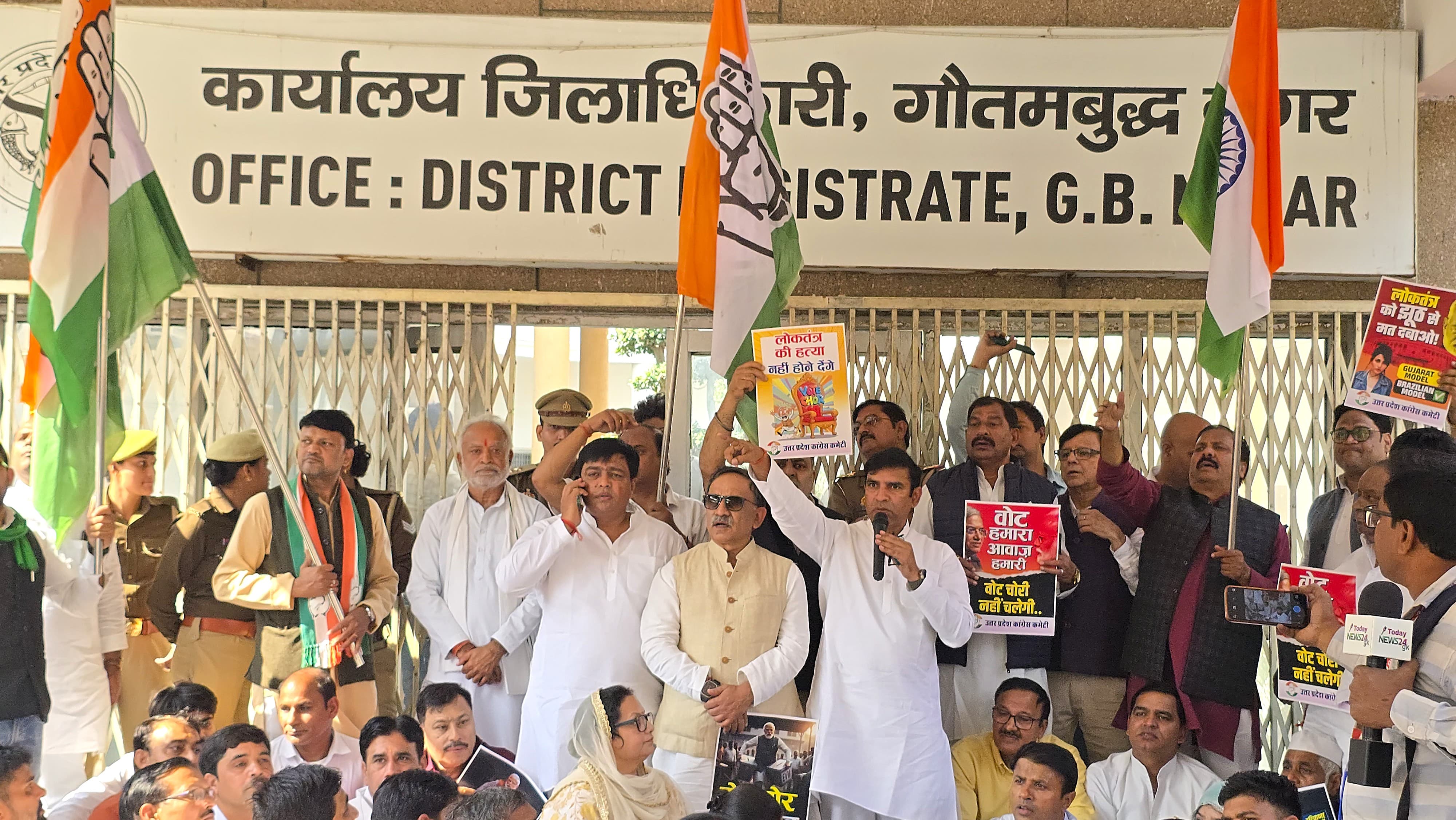 नोएडा में कांग्रेस कार्यकर्ताओं ने वोट चोरी के खिलाफ प्रदर्शन कर राष्ट्रपति को ज्ञापन सौंपा