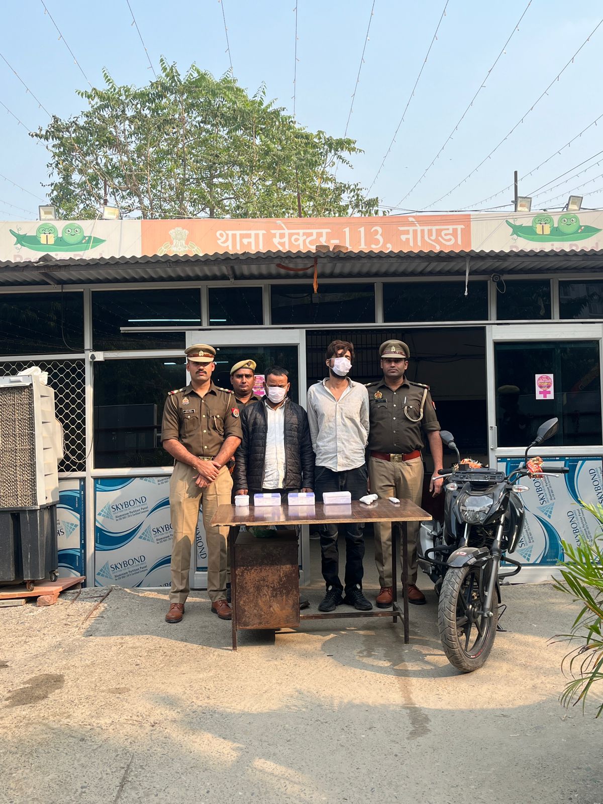 नोएडा पुलिस ने हाई-स्पीड बाइक पर चेन स्नैचिंग करने वाले दो बदमाश गिरफ्तार किए, अवैध हथियार बरामद