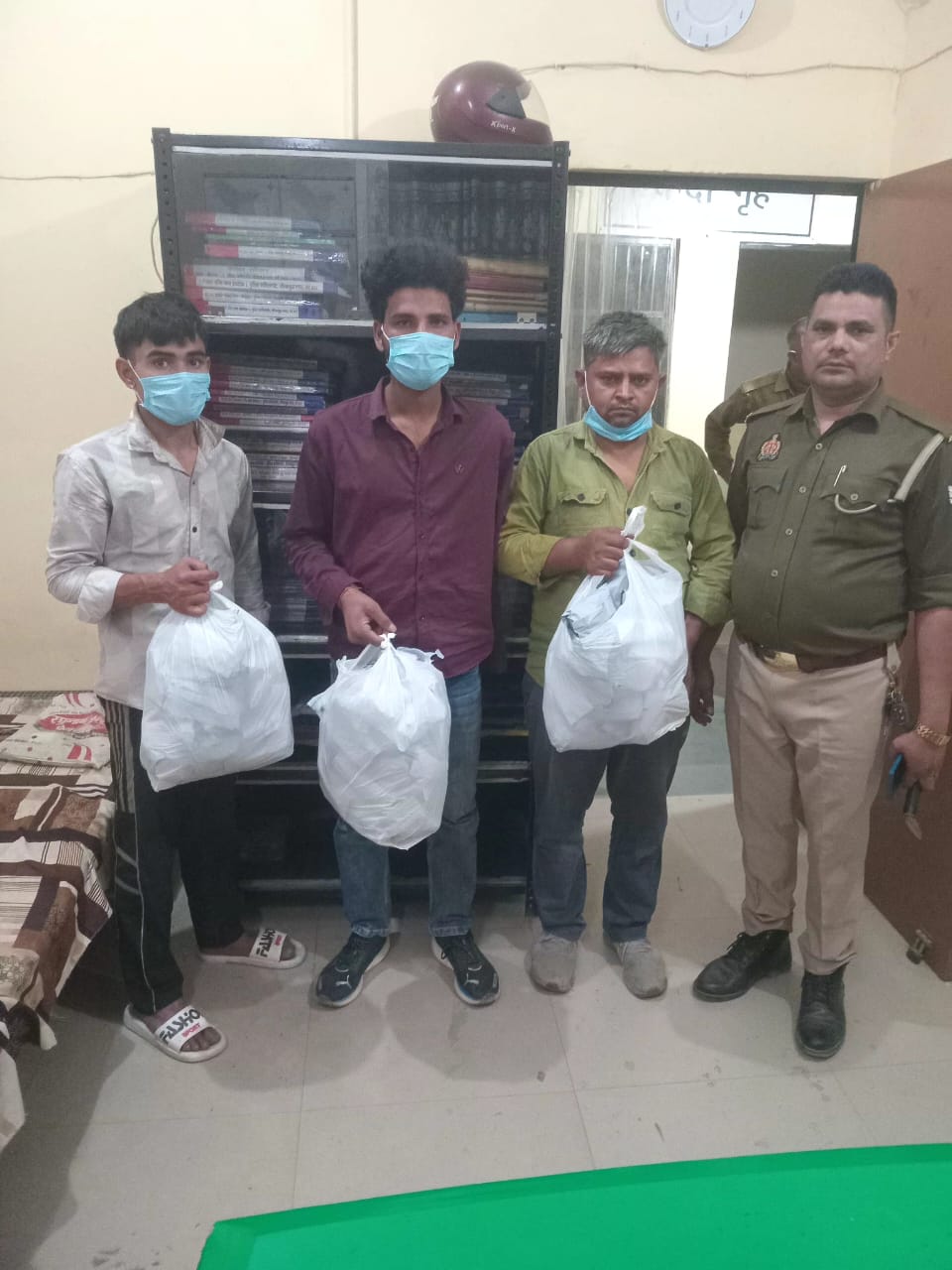 नोएडा पुलिस ने 12 शातिर अपराधियों को गिरफ्तार किया, भारी मात्रा में गांजा, शराब और असलहा बरामद
