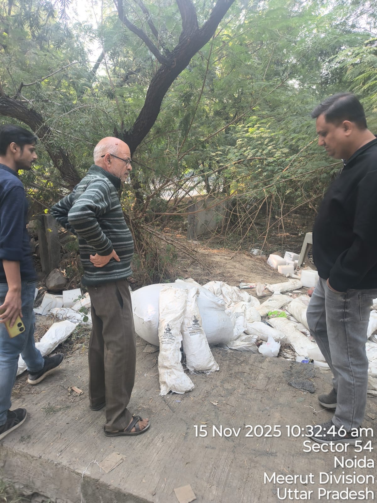 नोएडा प्राधिकरण ने एपीएमएल पर कचरा जलाने का उल्लंघन करने पर 1 लाख रुपए का जुर्माना लगाया