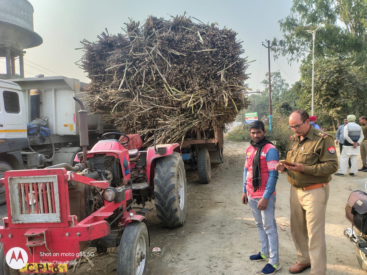 मुज़फ्फरनगर में सड़क हादसों के बाद जागी पुलिस, ओवरलोडिंग पर कार्रवाई, 5 वाहनों के चालान, मुकदमे दर्ज
