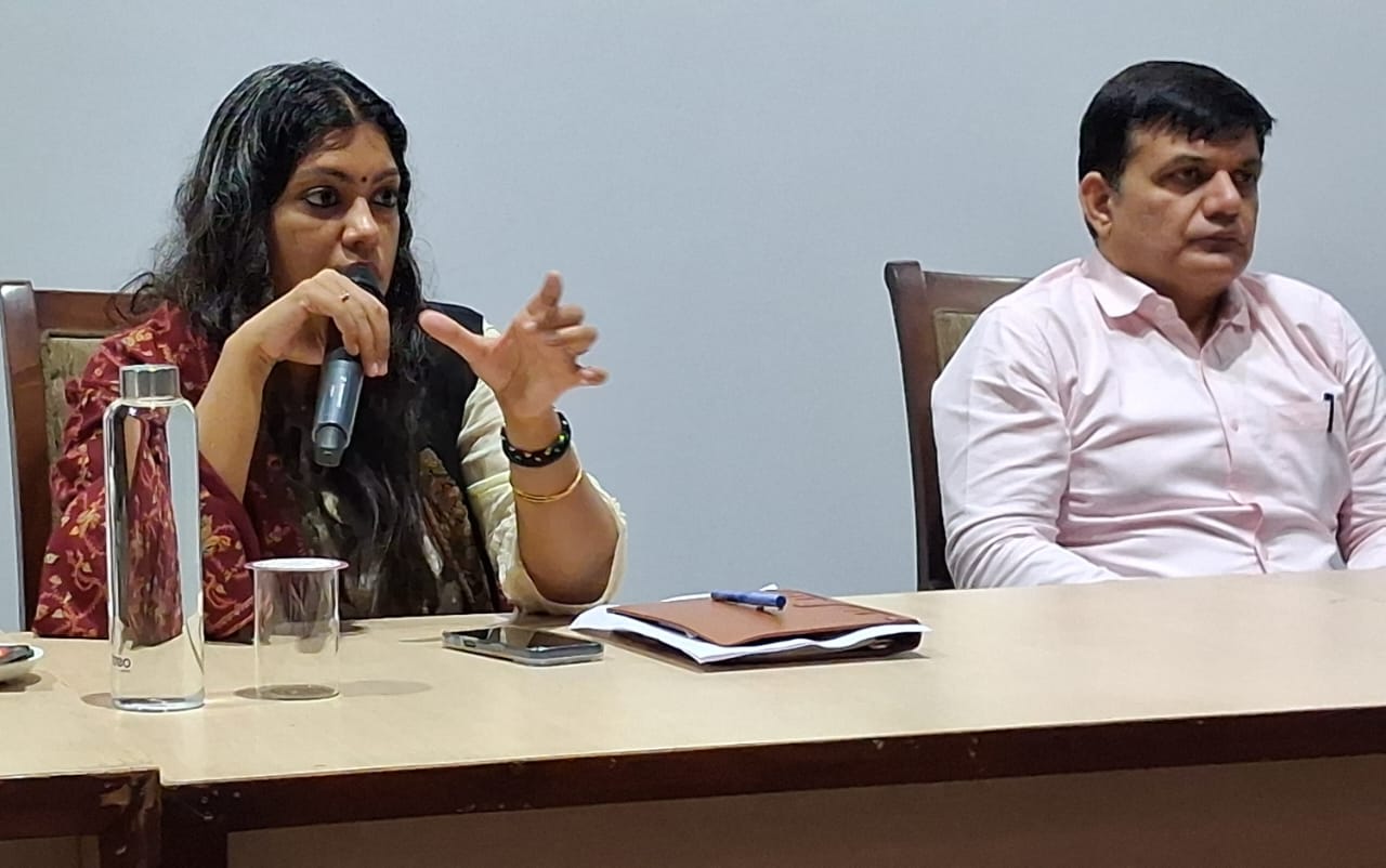 नोएडा: विशेष प्रगाढ़ पुनरीक्षण कार्यक्रम में जिलाधिकारी ने आरडब्ल्यूए और अधिकारियों को दिए दिशा-निर्देश