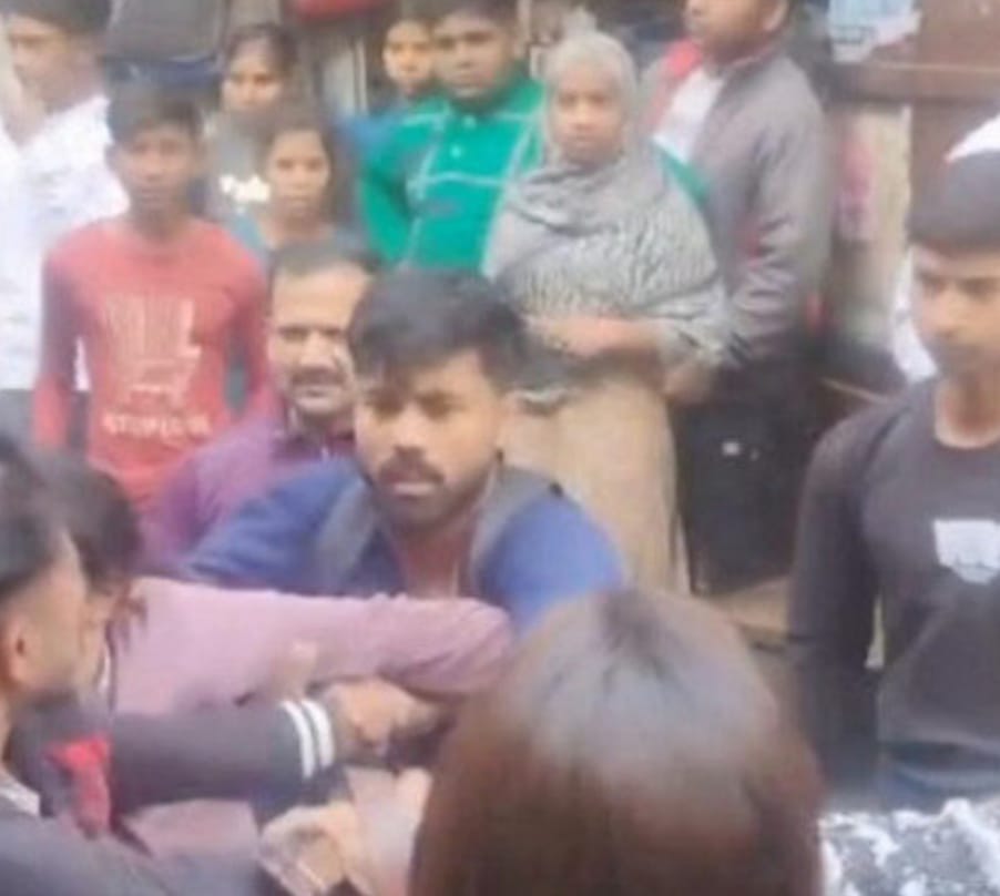 शामली के बाबरी बाजार में किशोरी को सरेआम जमीन पर गिराकर बेल्ट से पीटा, दो आरोपी गिरफ्तार