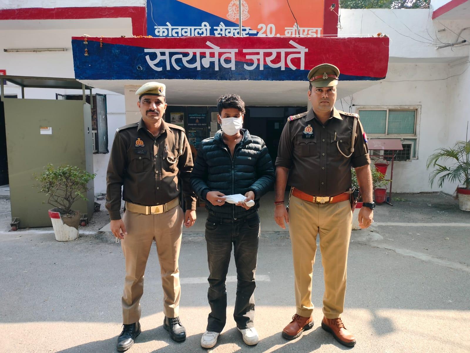 नोएडा में अवैध हथियार के साथ लूट की नीयत रखने वाले दो बदमाश गिरफ्तार