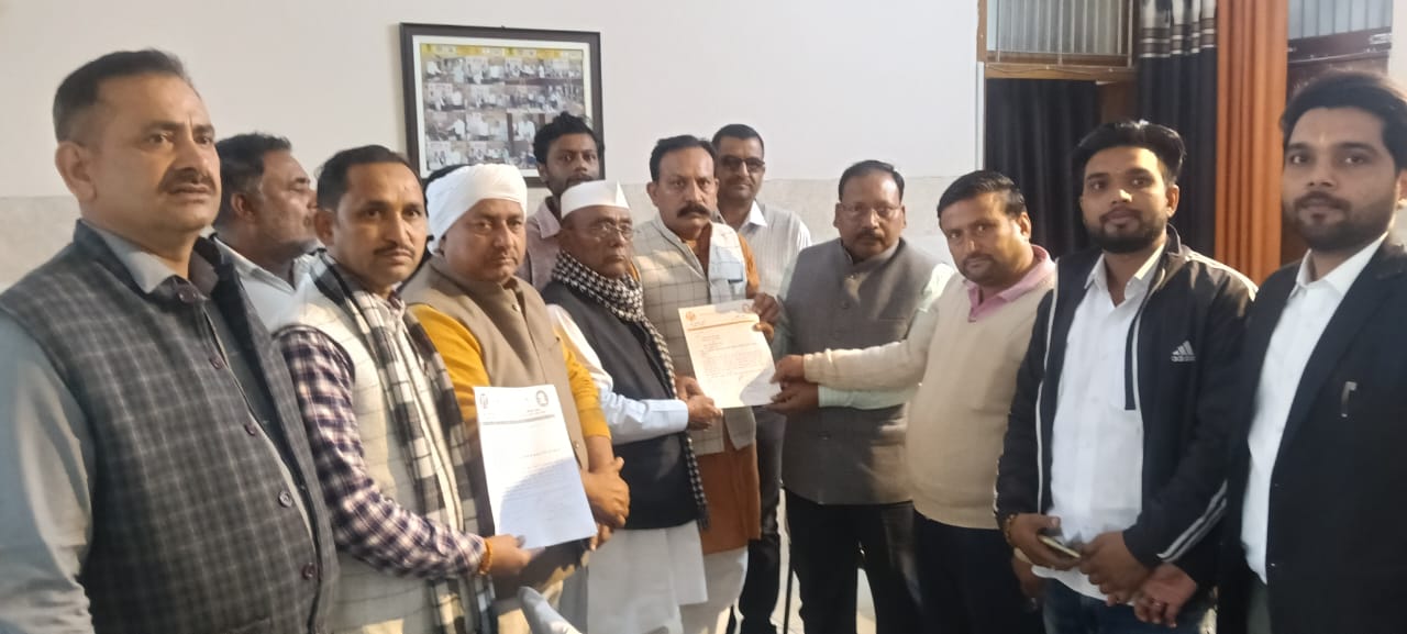  IAS के ब्राह्मणों पर आपत्तिजनक बयान पर बवाल, मुजफ्फरनगर में DM को सौंपा ज्ञापन, कठोर कार्रवाई की मांग