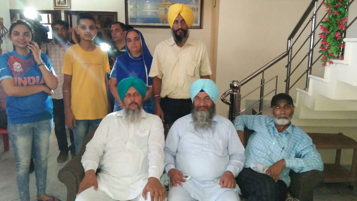 भारतीय महिला टीम की ऐतिहासिक वर्ल्ड कप जीत: हरमनप्रीत कौर के घर उमड़ी बधाइयों की लहर, पूरे मोगा में जश्न का माहौल