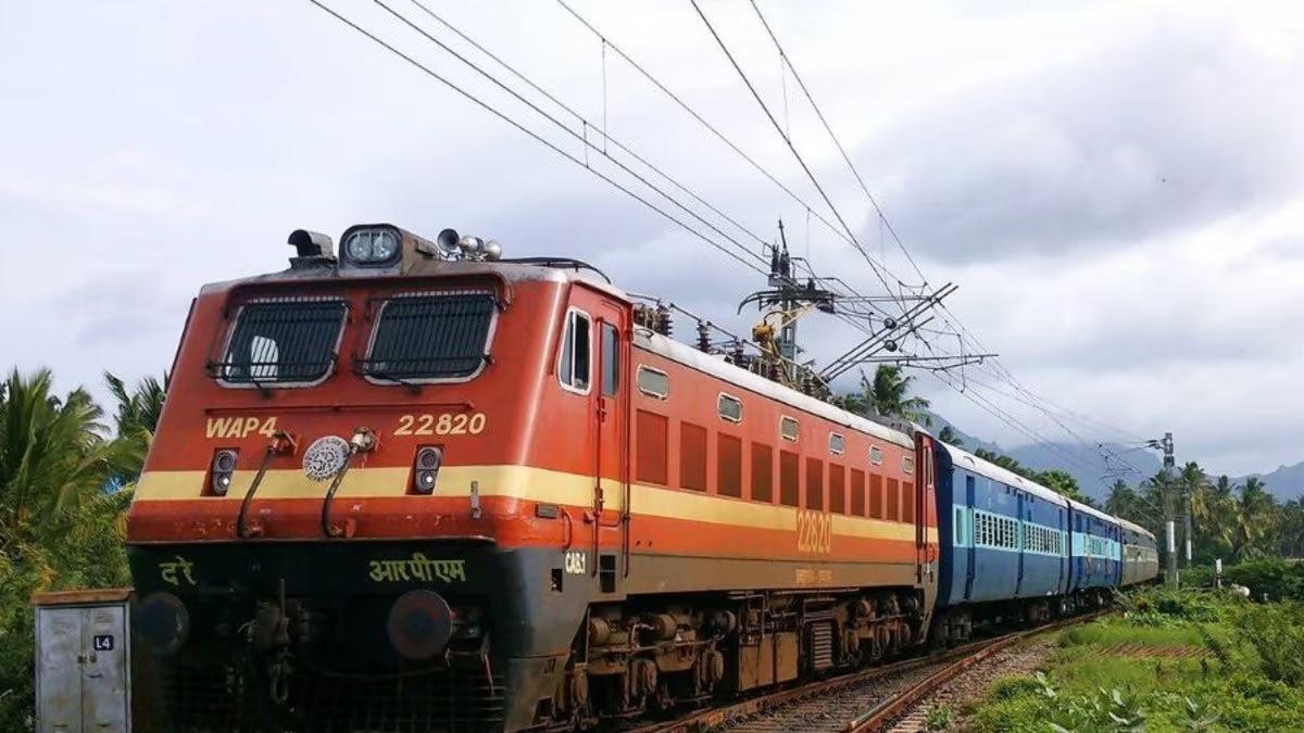 महंगा हुआ ट्रेन सफर, लेकिन उपनगरीय- मासिक सीजन टिकट के दामों में बदलाव नहीं...नयी दरें 26 दिसंबर से प्रभावी होंगी