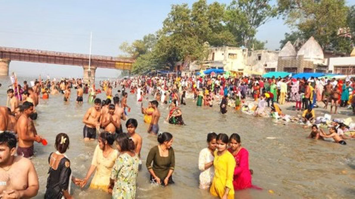 कार्तिक पूर्णिमा पर श्रद्धा का सैलाब: लाखों भक्तों ने हर-हर गंगे के जयघोष के बीच किया पावन स्नान