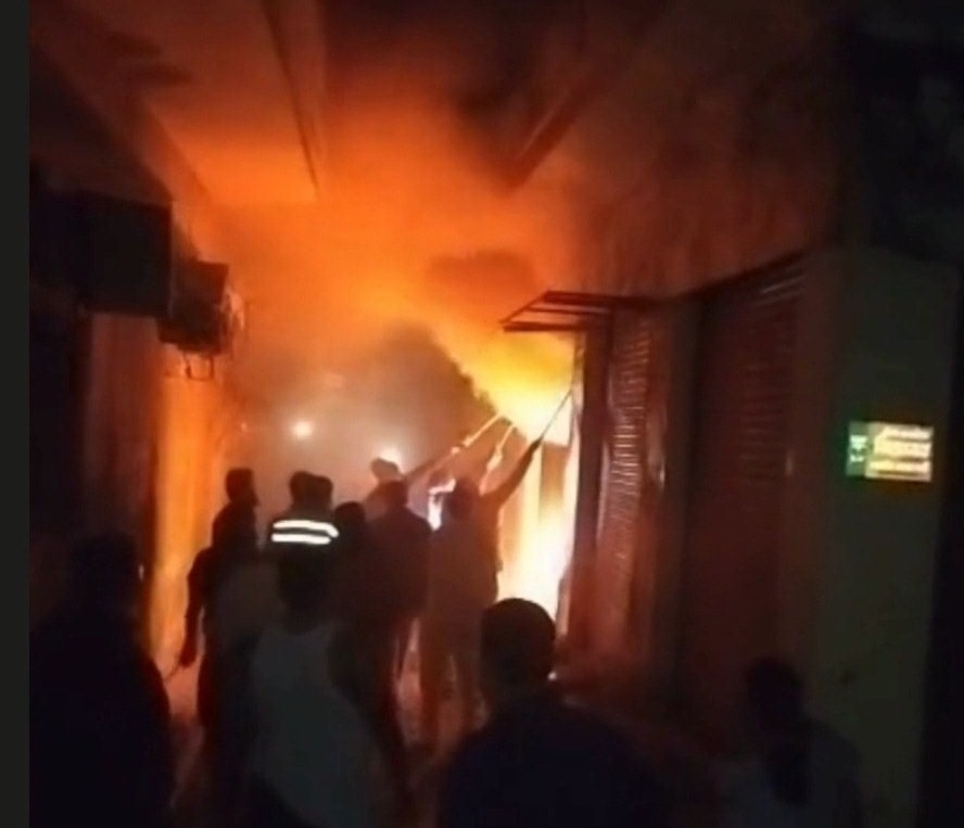 खतौली में भाजपा नेता के फुटवियर गोदाम में लगी भीषण आग, लाखों का माल स्वाहा