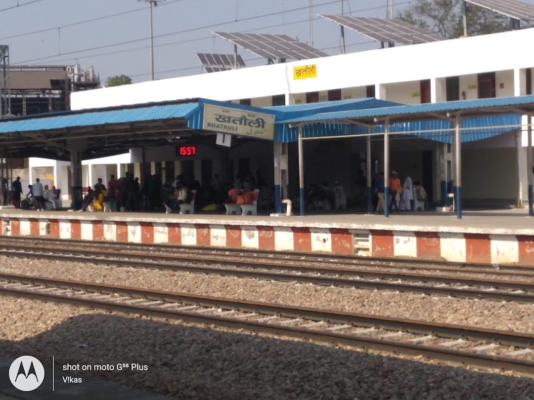 खतौली स्टेशन पर लापरवाही का नतीजा: टूटी बैरिकेटिंग से नीचे उतरी किशोरी, मालगाड़ी ने रौंदा; परिजनों में कोहराम