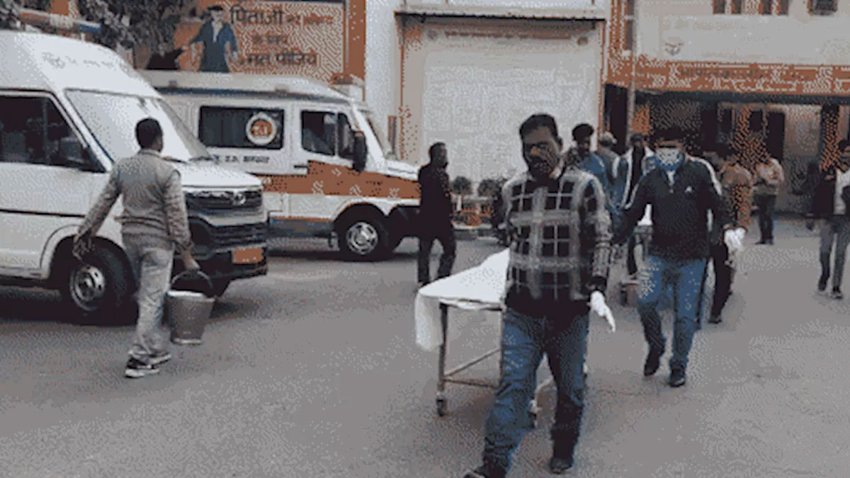 दो हिस्सों में बंटा टेंपो, खत्म हुई छह जिंदगियां: शादी में जा रहे परिवार पर मुरादाबाद में टूटा सड़क हादसे का कहर