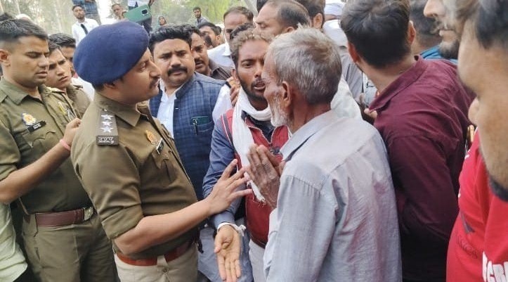 मुज़फ्फरनगर में बवाल: हत्या के बाद ग्रामीणों ने शव सड़क पर रखकर लगाया जाम, महिलाओं ने थाने में की तोड़फोड़