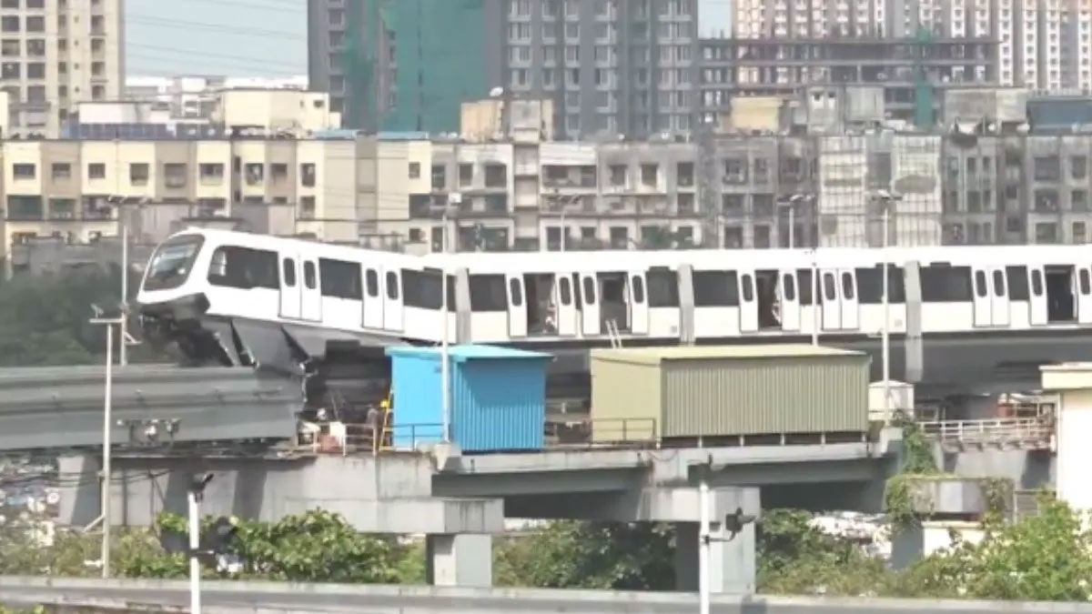 मुंबई मोनोरेल हादसा: पटरी से उतरा पहला डिब्बा हवा में लटका, टेस्टिंग के दौरान टली बड़ी त्रासदी