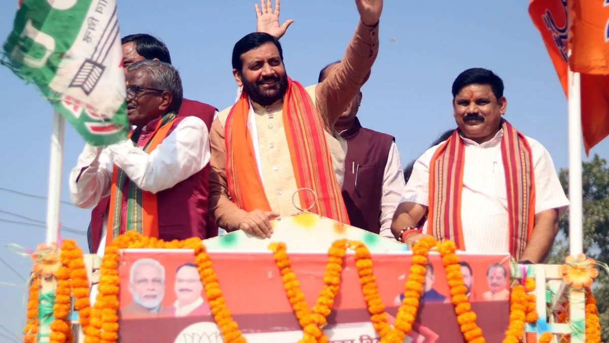बगहा रोड शो में हरियाणा CM नायब सैनी का जोरदार बयान- एनडीए की सरकार से बिहार को मिलेगी ट्रिपल इंजन की ताकत
