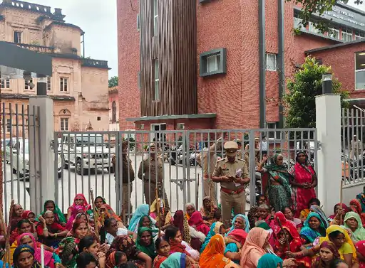 भाकियू ने कमिश्नर ऑफिस का किया घेराव, डंडा लेकर पहुंची महिलाएं व किसान, कमिश्नर की गाड़ी भी नहीं निकलने दी 