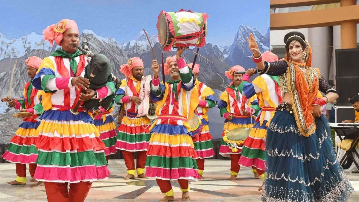 देहरादून में निनाद-2025: हिमालयी रंगों, लोक धुनों और पारंपरिक नृत्यों ने बिखेरी संस्कृति की अनुपम छटा