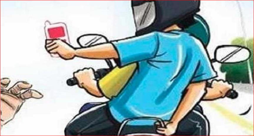 नोएडा में बाइक सवार बदमाशों ने दो लोगों के कीमती मोबाइल लूटे, पुलिस जांच में जुटी