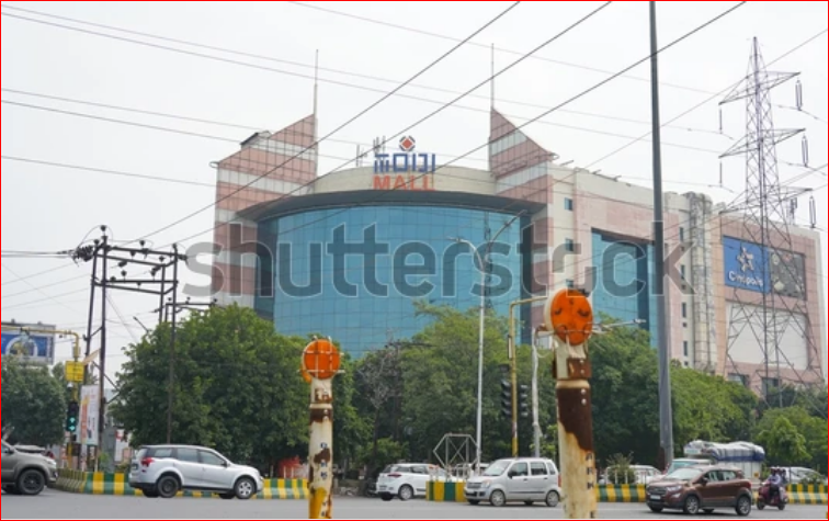 नोएडा: मोदी मॉल का 25 लाख रुपये का चालान, ग्राम-बरौला और सेक्टर-25 का प्राधिकरण ने किया औचक निरीक्षण