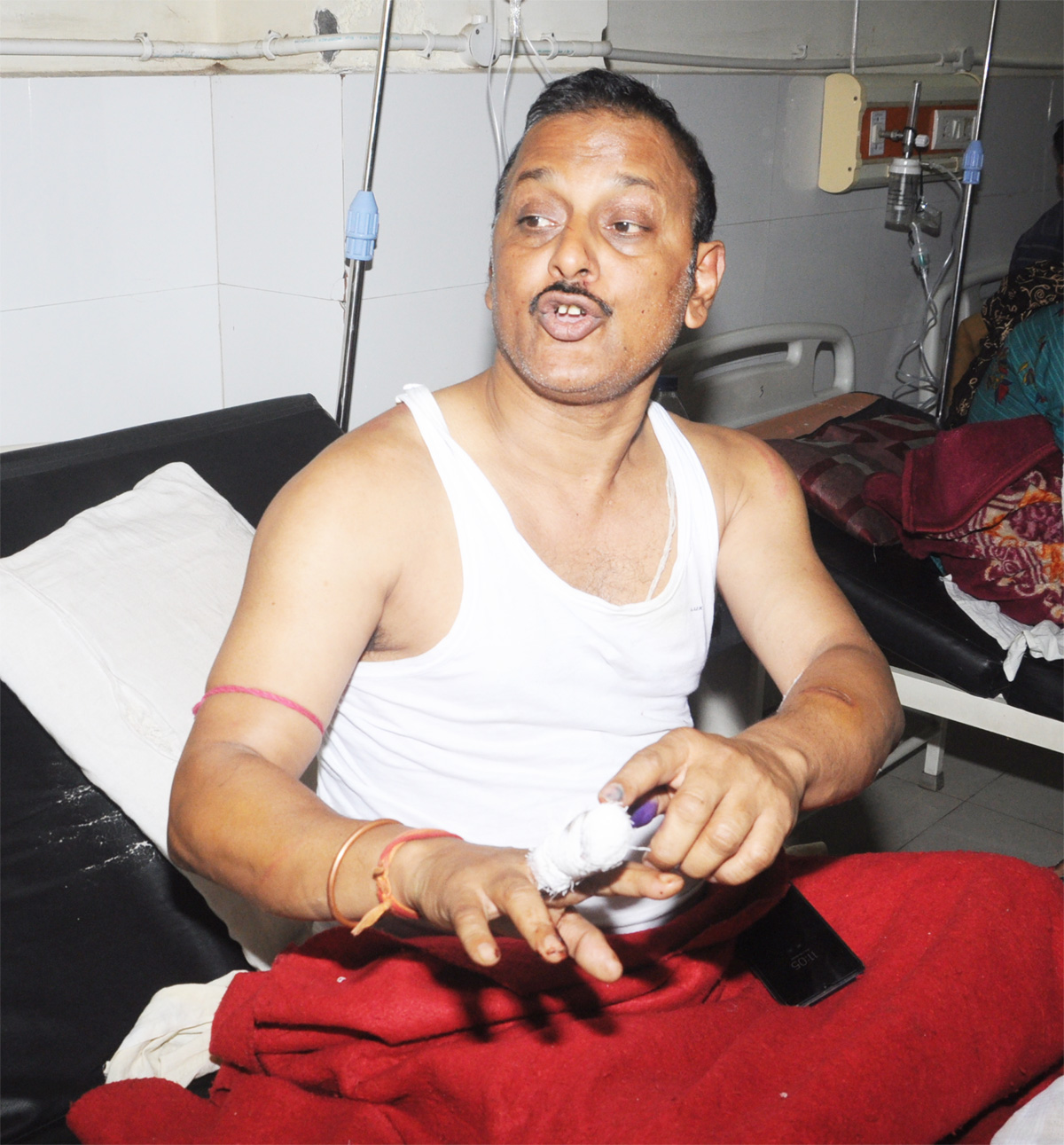 शामली में कंपनी के दो अधिकारियों ने साथी अधिकारी को पंजाबी कॉलोनी में पीटा, घायल को अस्पताल में भर्ती