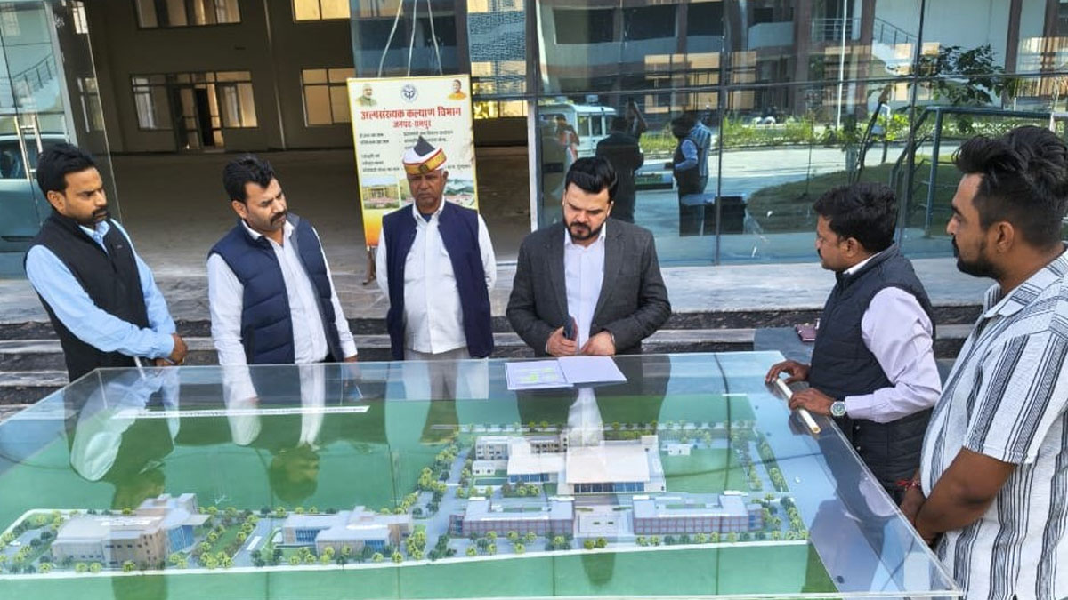 रामपुर में सांस्कृतिक सद्भावना केंद्र का 92% काम पूरा: डीएम ने की विस्तृत समीक्षा, गुणवत्ता और समय-सीमा पर दिए सख्त निर्देश