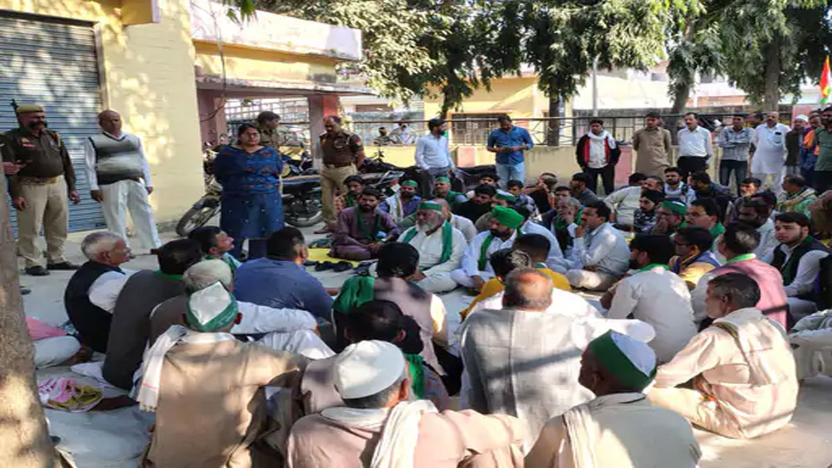 रामपुर में भड़के किसान: धान तौल न होने पर यूनियन ने ज्ञापन फाड़ा, कहा- अब सड़कों पर उतरेंगे