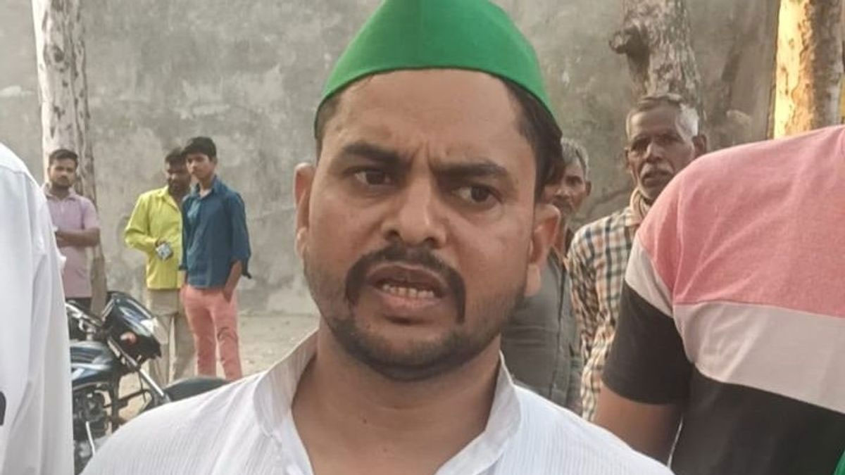 रबी सीजन में खाद नदारद, किसान बेबस: धमोरा सोसाइटी में विरोध-प्रदर्शन, मशीन खराबी और अनुपस्थित कर्मचारियों से बढ़ी परेशानी