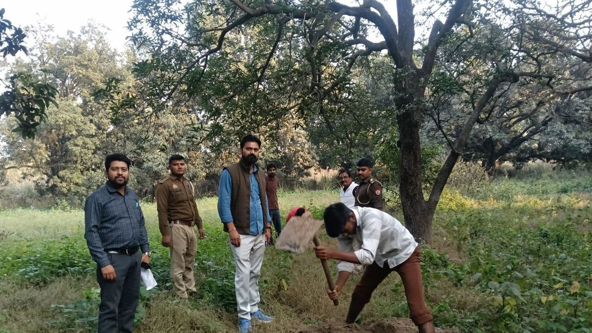 रामपुर में नदी जमीन पर बड़ा एक्शन: राजस्व टीम ने अवैध कब्जा हटाया, तीन आरोपियों पर FIR से मचा प्रशासनिक हड़कंप