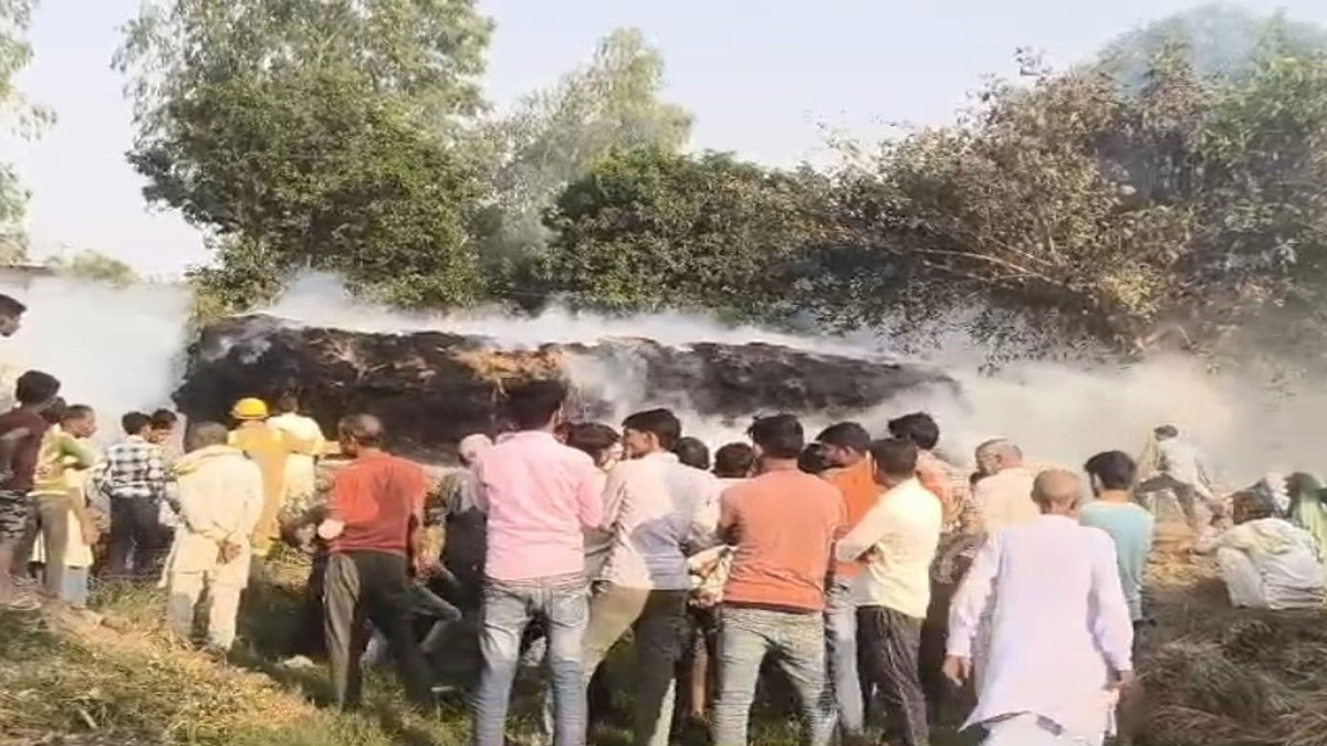 संभल में शराबी की करतूत से भड़की आग: 55 बीघा पुआल जलकर राख, किसान को लाखों का नुकसान