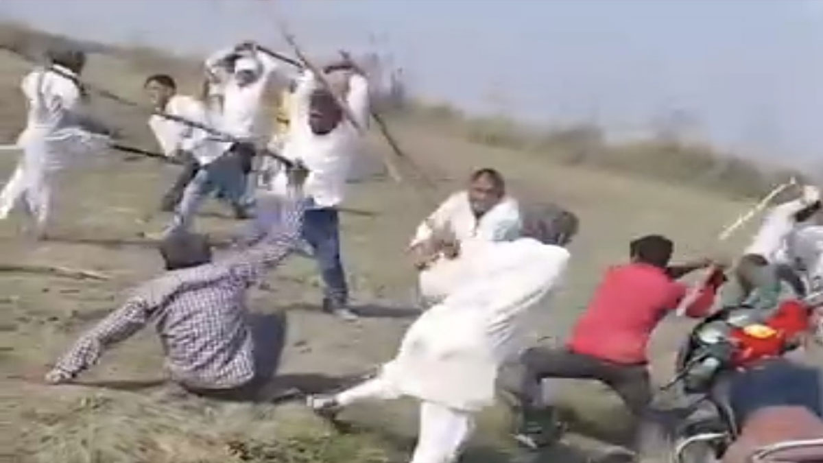 संभल में जमीन विवाद पर बवाल: दो गुटों में लाठी-डंडों से जमकर भिड़ंत, 14 लोग घायल, पुलिस ने 31 के खिलाफ रिपोर्ट दर्ज की