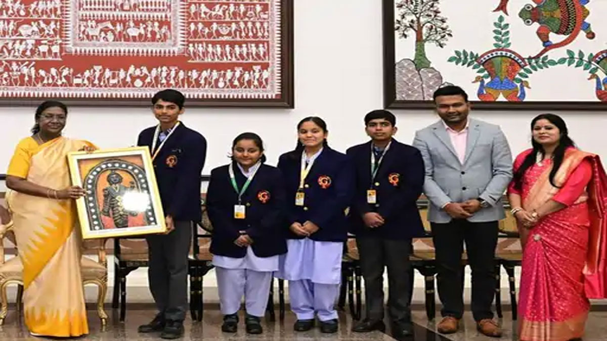संभल के बच्चों ने राष्ट्रपति भवन में चमकाया नाम: पेंटिंग भेंट कर जीता दिल, मुर्मू ने पूछा सवाल-विद्यार्थियों ने दिए आत्मविश्वासी जवाब