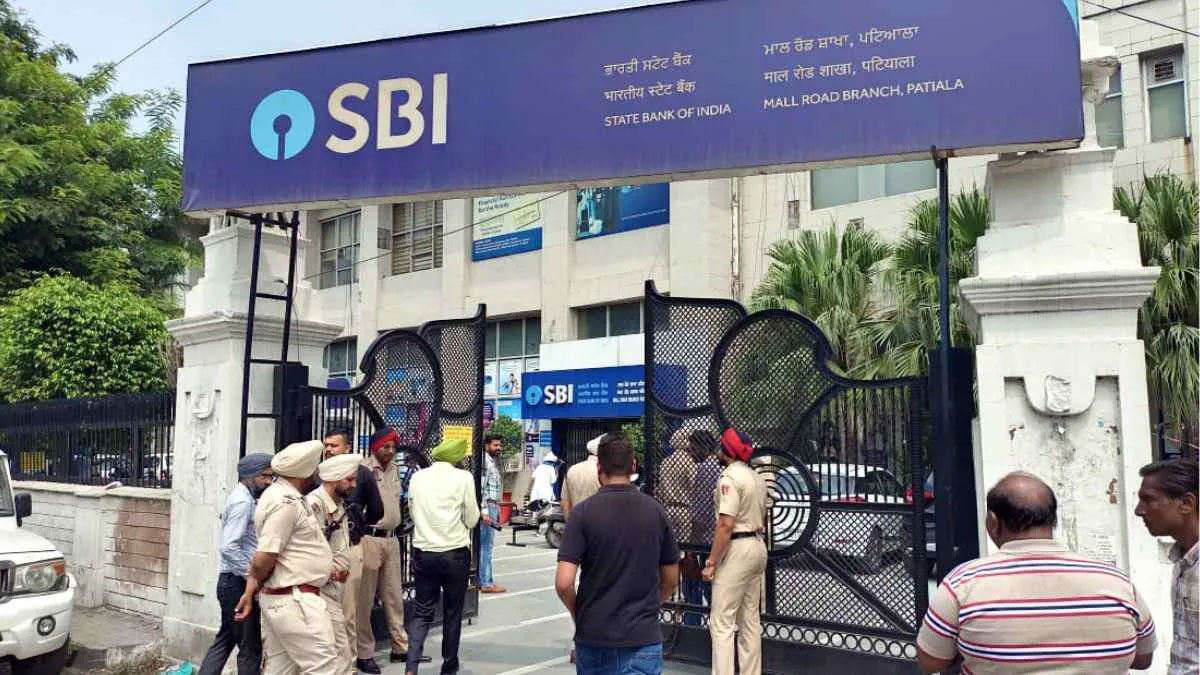 लग्जरी कारों का लोन रैकेट उजागर: SBI मैनेजर से लेकर ऑटो लोन काउंसलर तक की मिलीभगत में करोड़ों की ठगी, ईडी ने ऑडी-मर्सिडीज-वोल्वो समेत कई कारें जब्त कीं