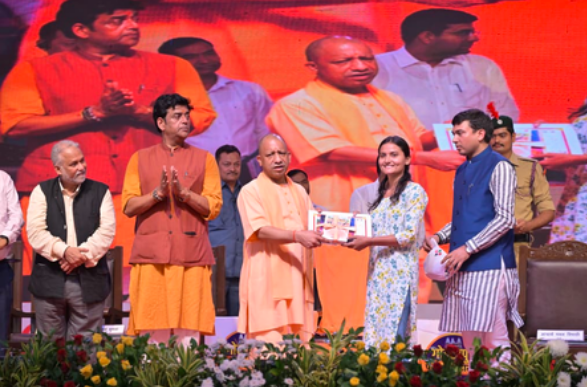 “सीएम योगी ने किया गोरखपुर पुस्तक महोत्सव 2025 का शुभारंभ, बोले - ‘अच्छी किताबें ही जीवन की सच्ची साथी’”