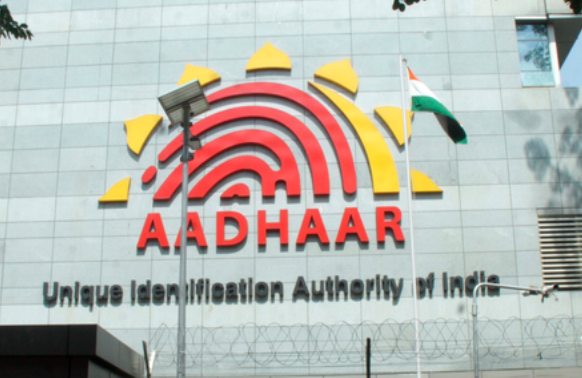 आधार कार्ड नियमों में बड़ा बदलाव: अब नाम, पता और मोबाइल नंबर ऑनलाइन अपडेट करें, केंद्र जाने की जरूरत नहीं