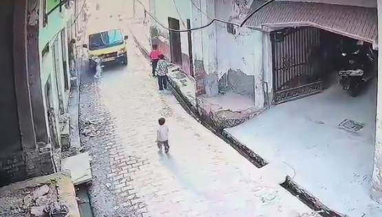 मुजफ्फरनगर में स्कूली वैन की चपेट में आया ढाई वर्षीय मासूम, गांव में कोहराम