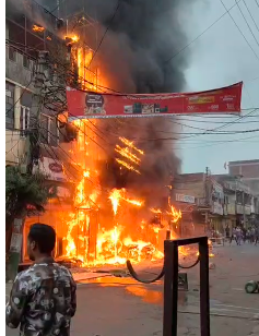 गाजियाबाद में इमारत में भीषण आग, लाखों का माल जलकर खाक, कोई हताहत नहीं